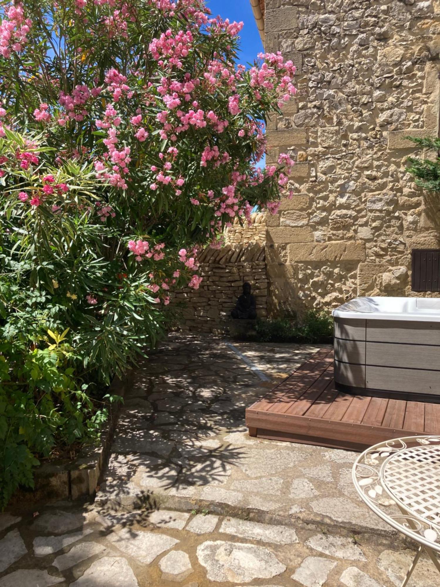 Le Studio D Aurelie Avec Spa Ete En Pleine Campagne Et Proche De Toute Commodite Roquemaure  Exterior foto